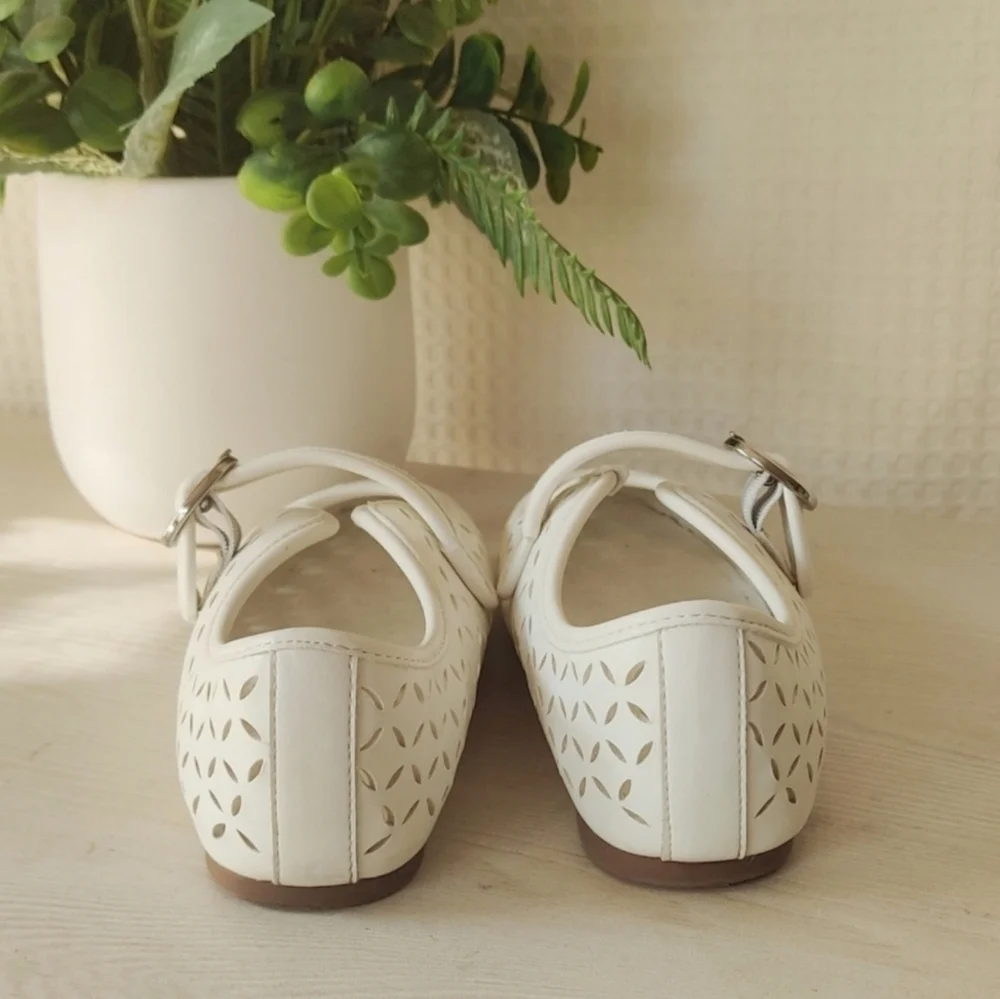 Gap Kids Girls Mary Jane Flats w/ Perforated Detail, Antique White Size 1